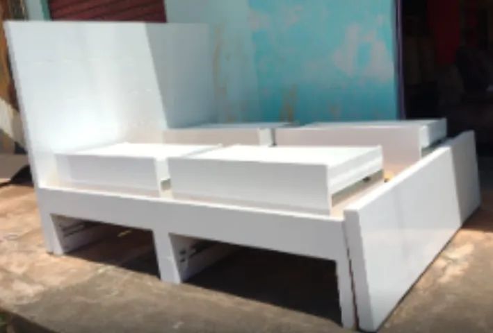 Cama de casal com 4 gavetas