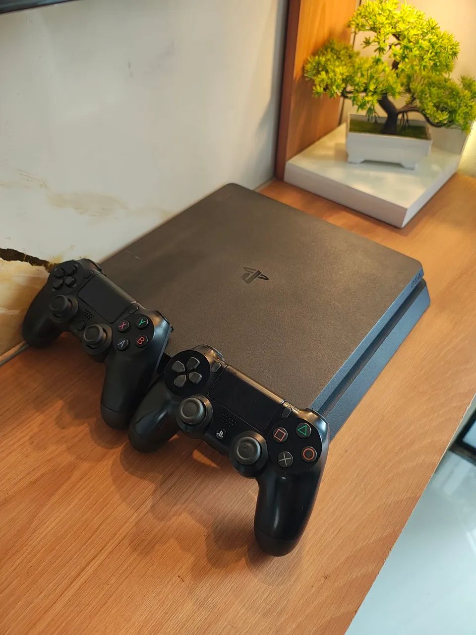 PS4 Slim 1 TB Com 2 Controles e Jogos - Vendo Troco