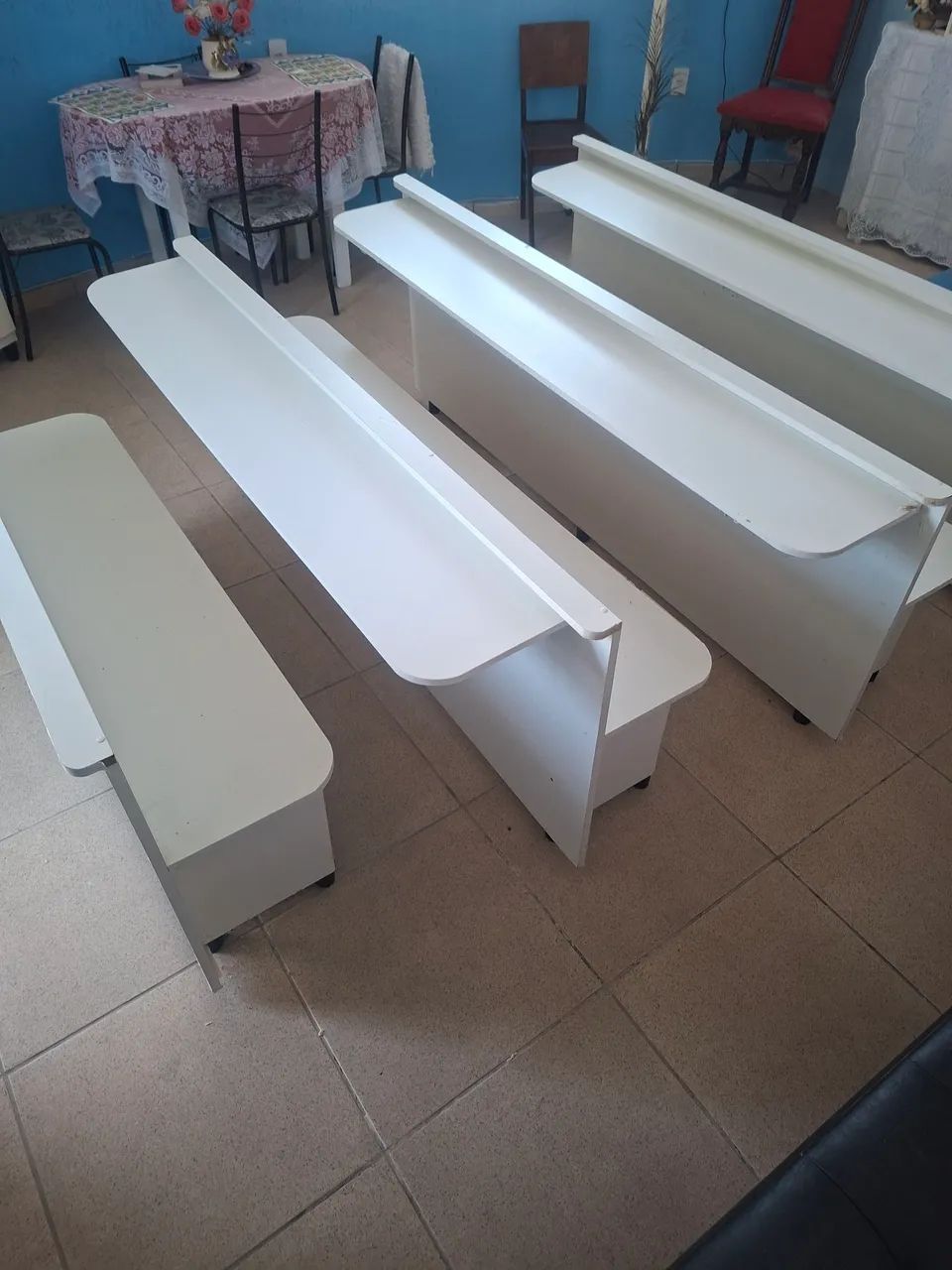 Conjunto  com quatro bancos e escrivaninha  - Foto 2