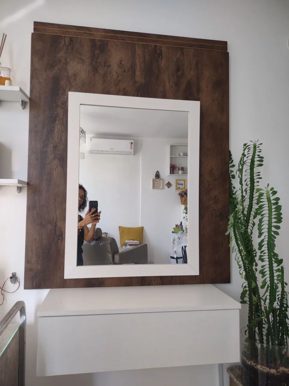 Painel com espelho e gaveta
