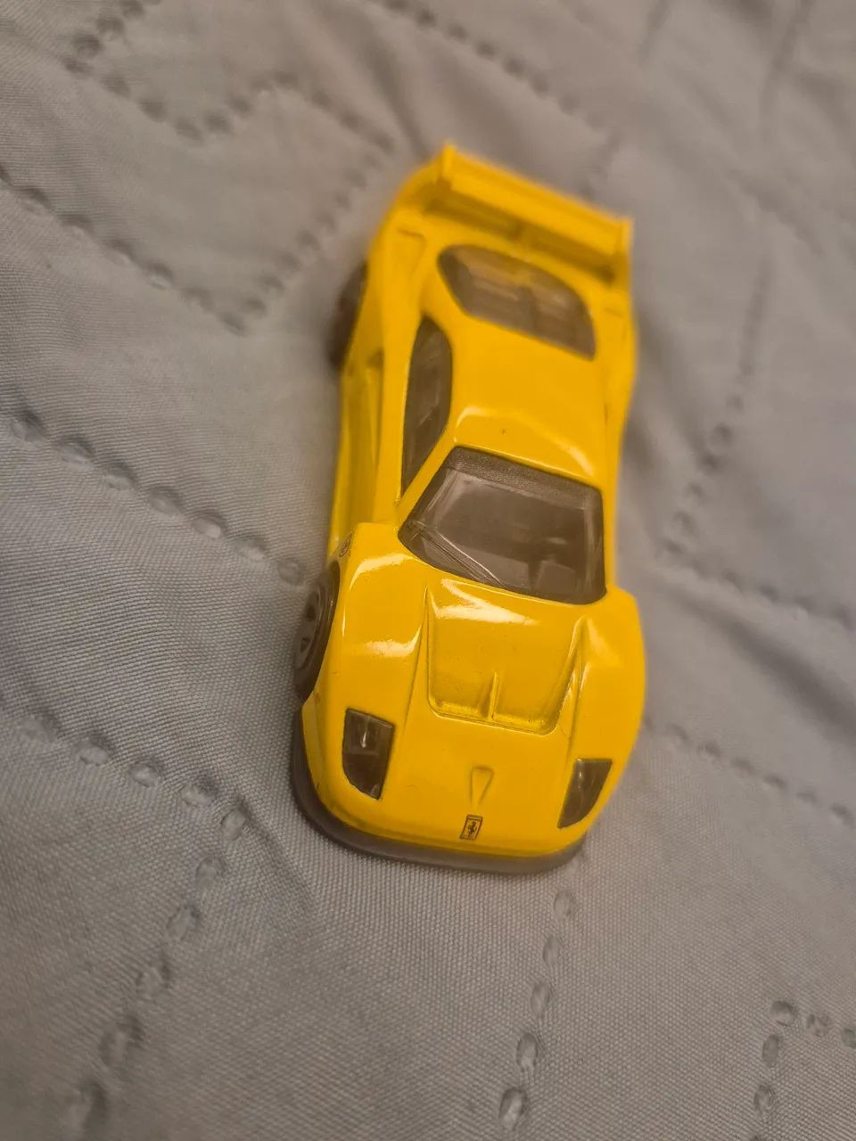 Hotwheels ferrari f40 amarela