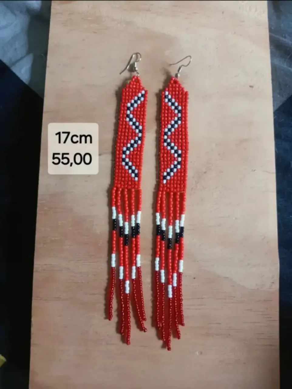 Brincos vermelhos de miçangas 