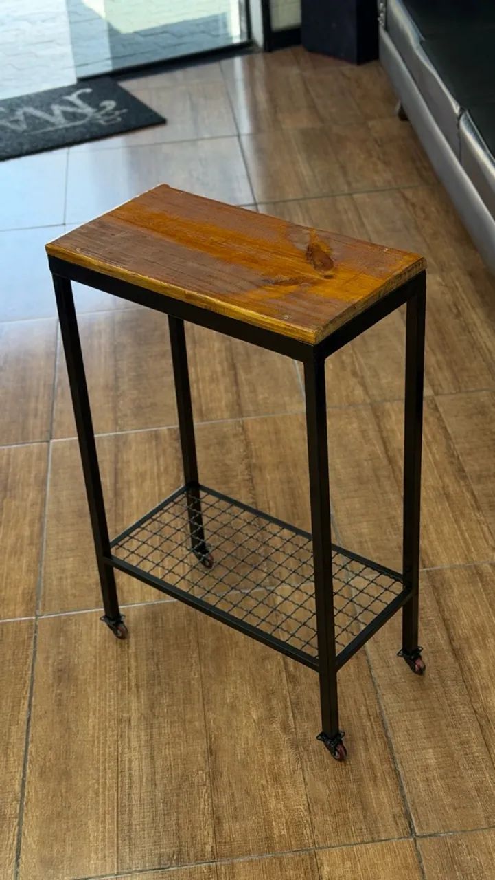 Mesa de apoio com rodinhas 