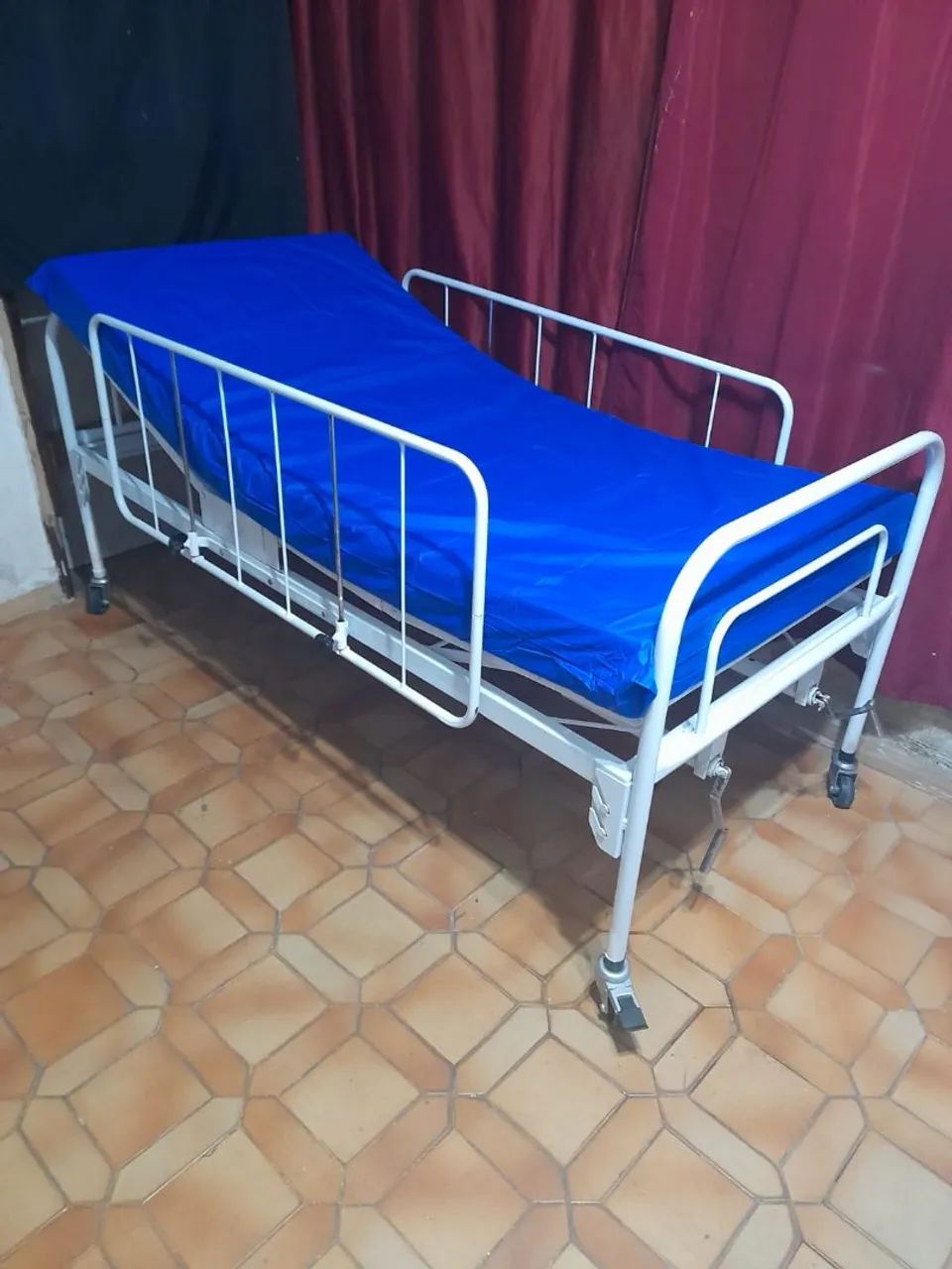CAMA HOSPITALAR COM DUAS GRADES E COLCHÃO ! ! !  - Foto 2