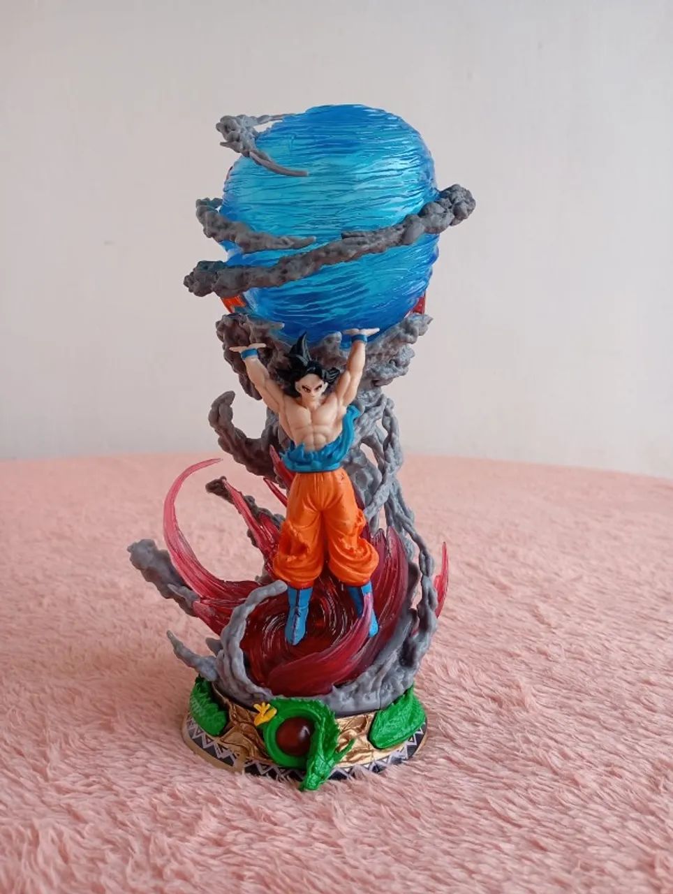Action Figure Goku Genki Dama com 25 cm de altura e luz de led