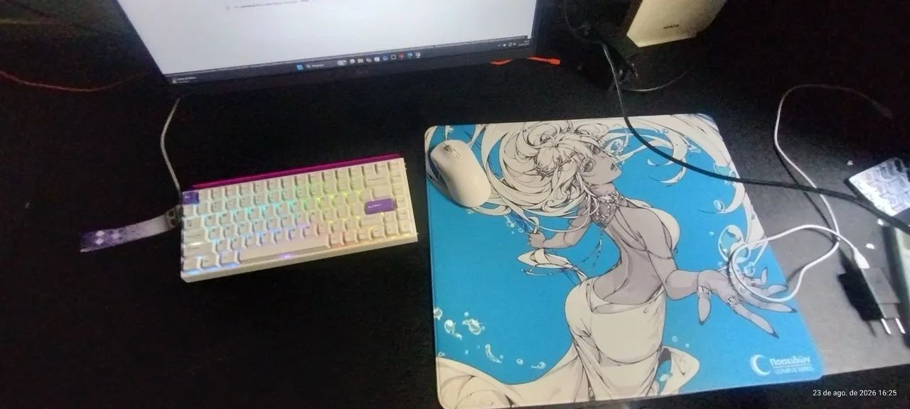 Teclado, mouse, fone de ouvido e mousepad gamer