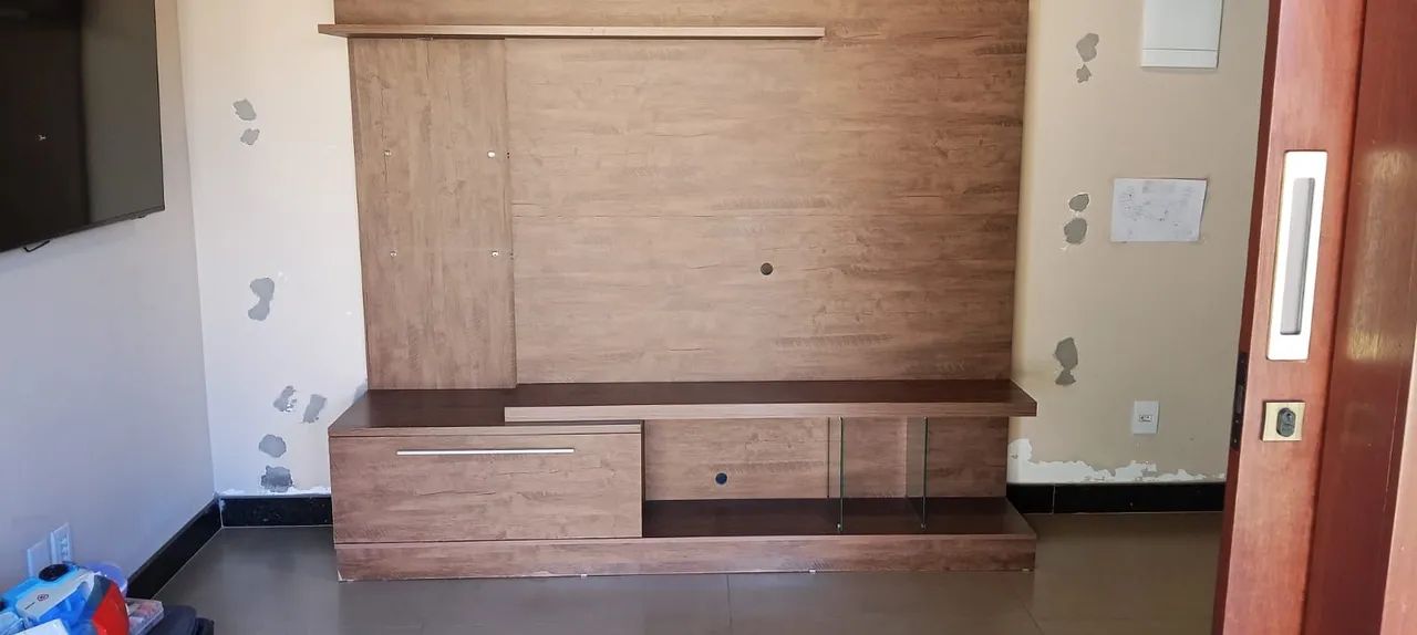Rack com painel para TV, amplo e funcional, amadeirado em dois tons - Foto 2