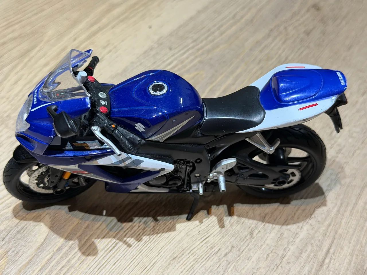 Mini moto Suzuki gsxR 1:18 colecionável exclusiva  - Foto 5