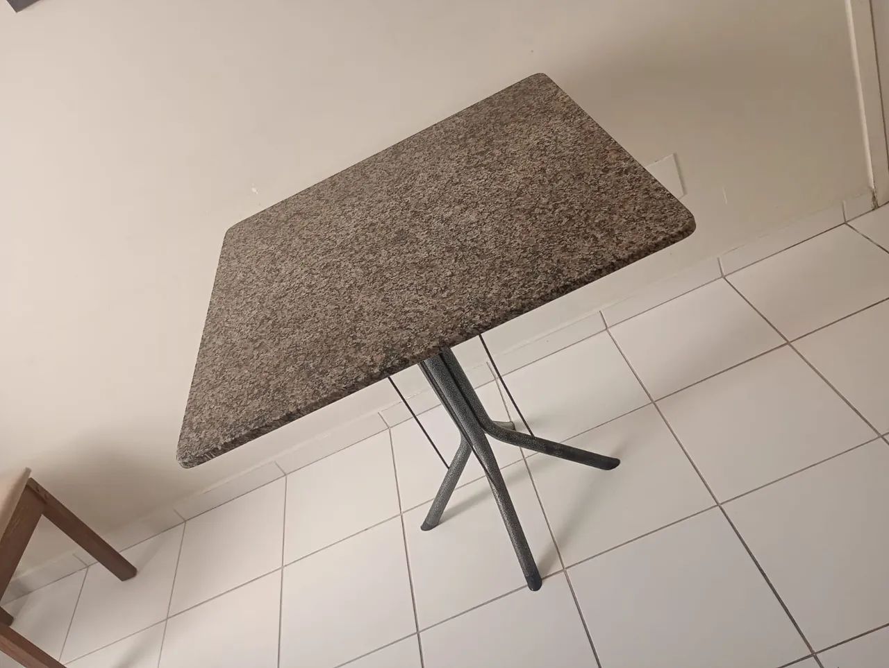 Vendo mesa e cadeiras