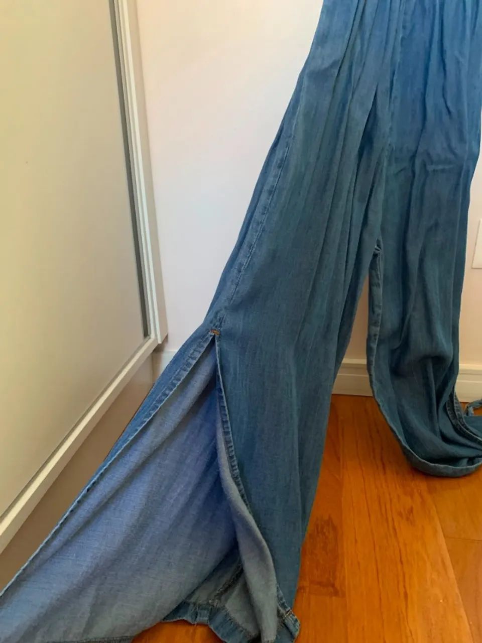 Macacão Jeans com leve fenda - Foto 2