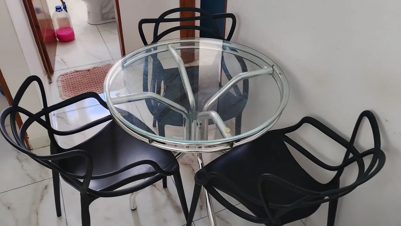 Mesa com 4 cadeiras 