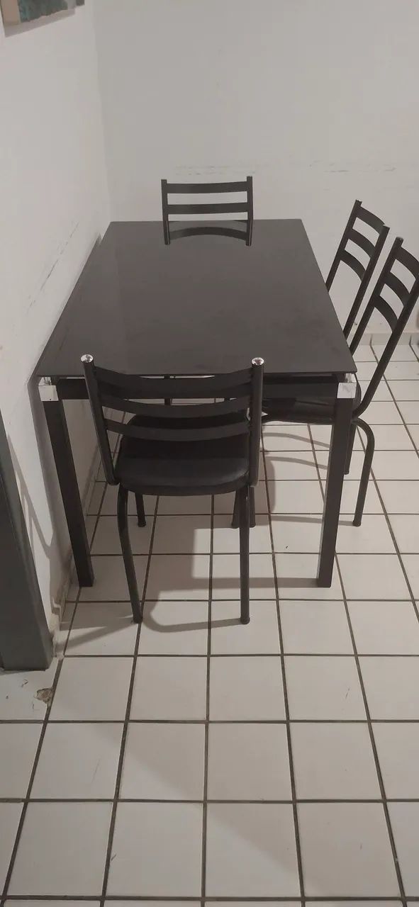 Vendo mesa de vidro com 5 cadeiras 