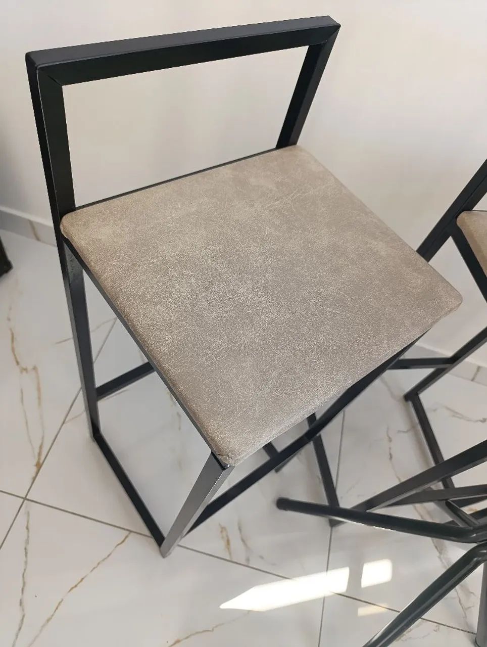 Mesa bistrô alta com 4 banquetas em aço  - Foto 3