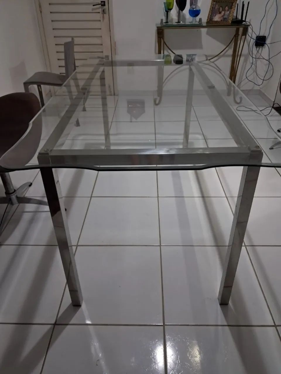 Mesa de jantar - tampo de vidro trabalhado e base em inox.