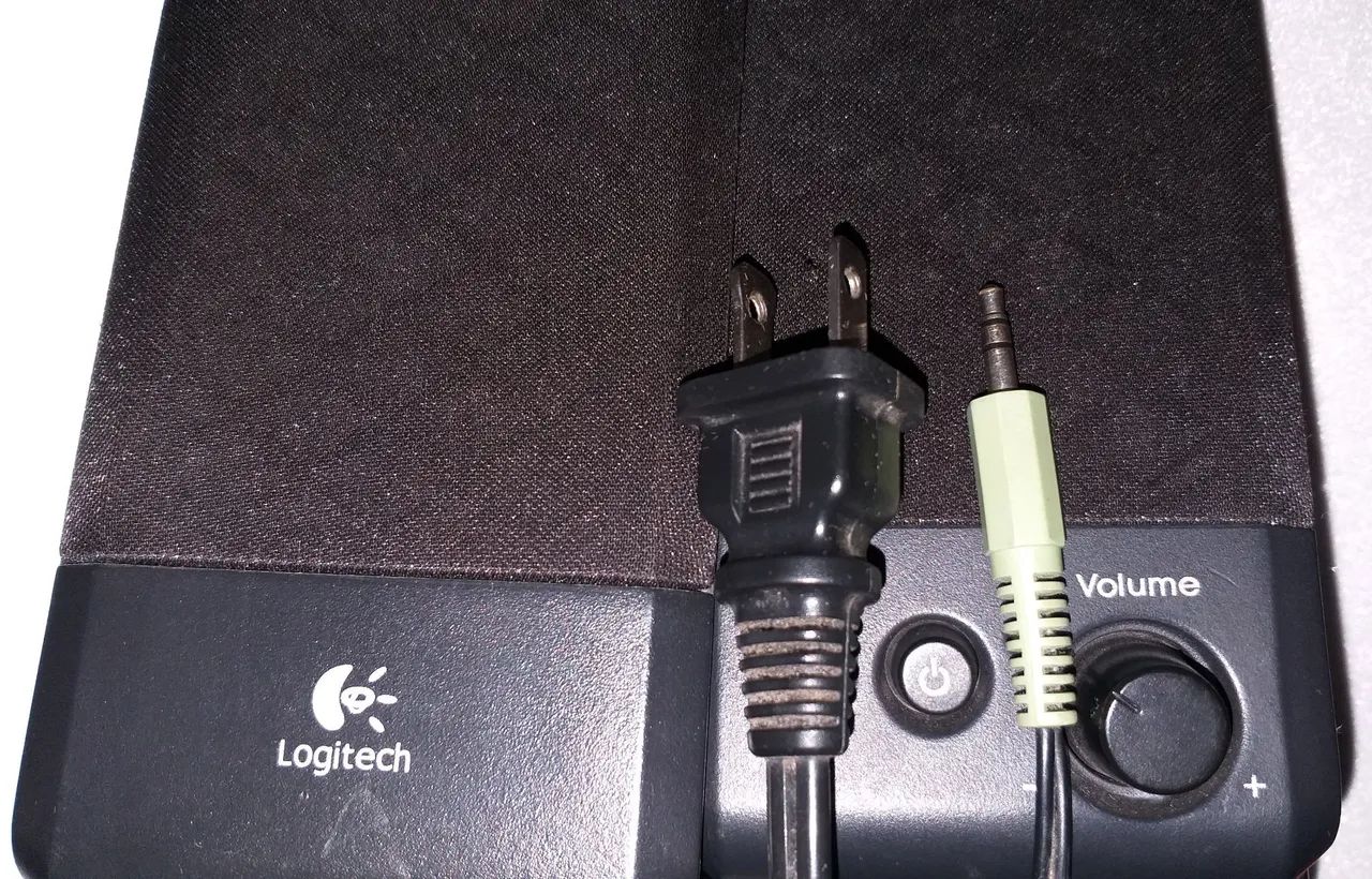 Par de Caixas de Som Logitech R-10 Modelo S-0152A1 Perfeito Estado de Funcionamento ZN SP  - Foto 3