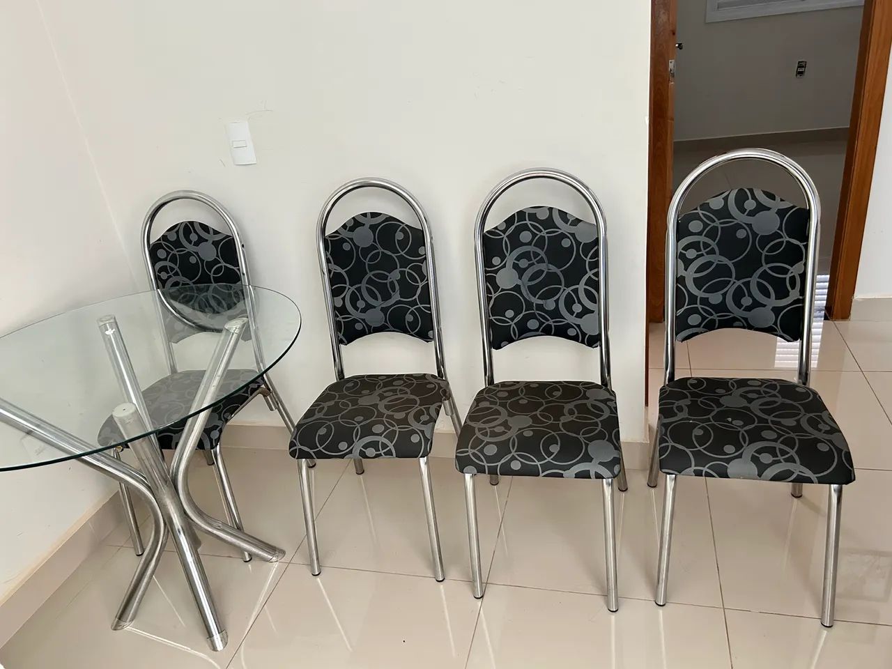 Mesa de vidro com 4 cadeiras 