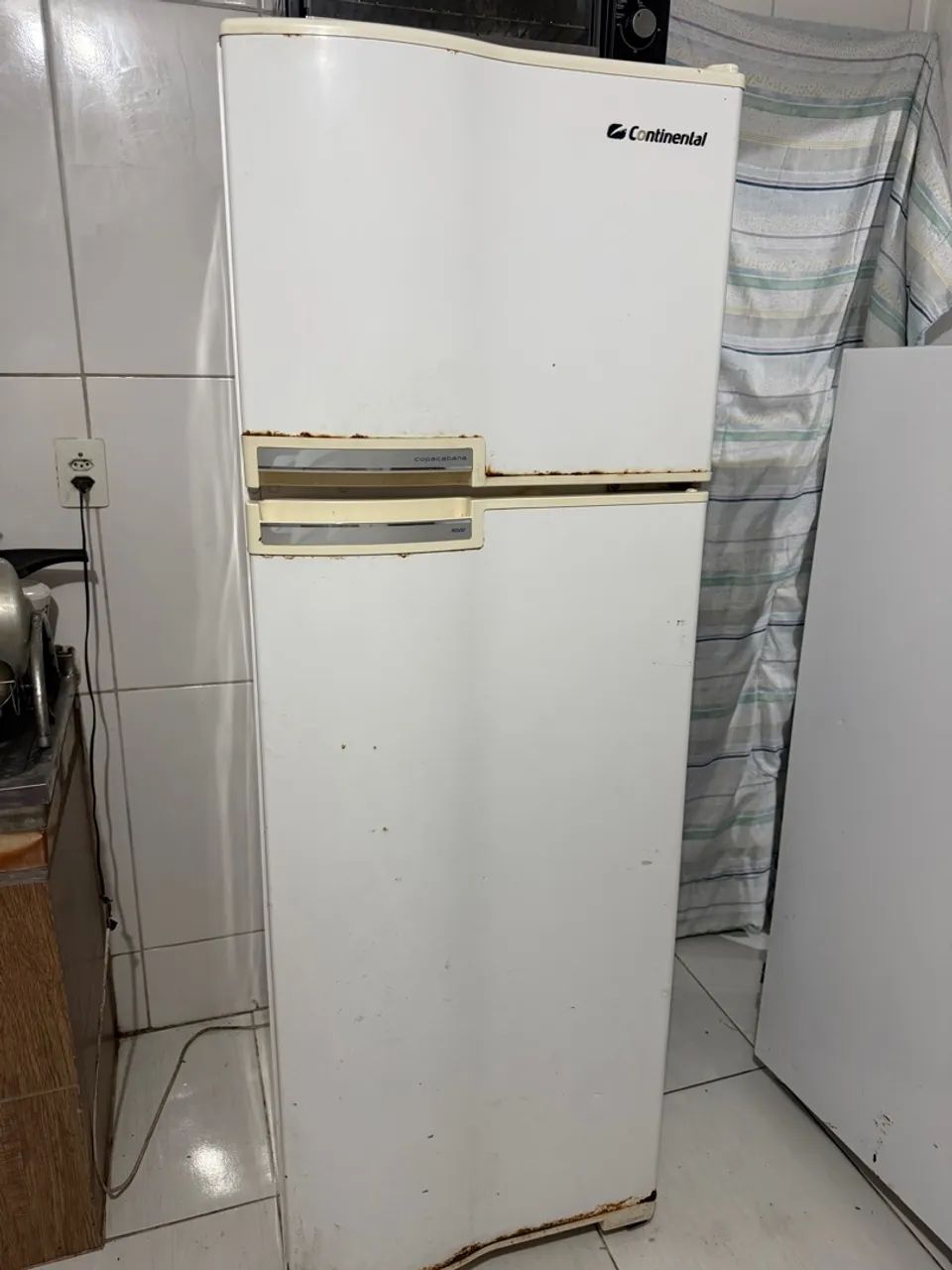 Geladeira disponível. 