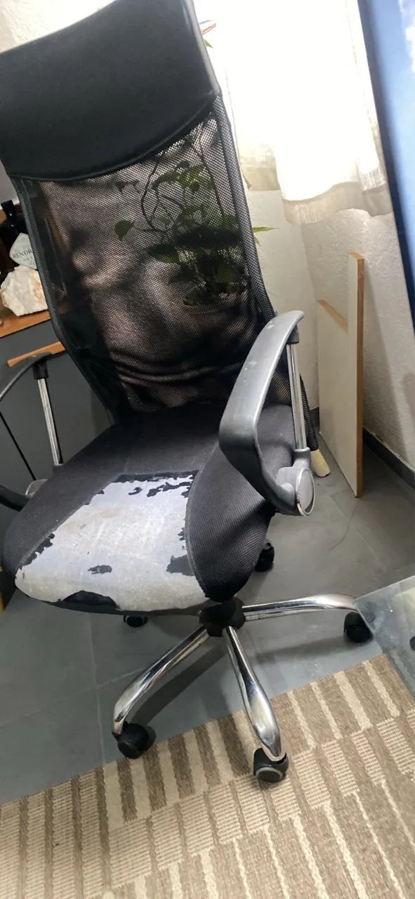 Cadeira escritório usada com avaria - Foto 4