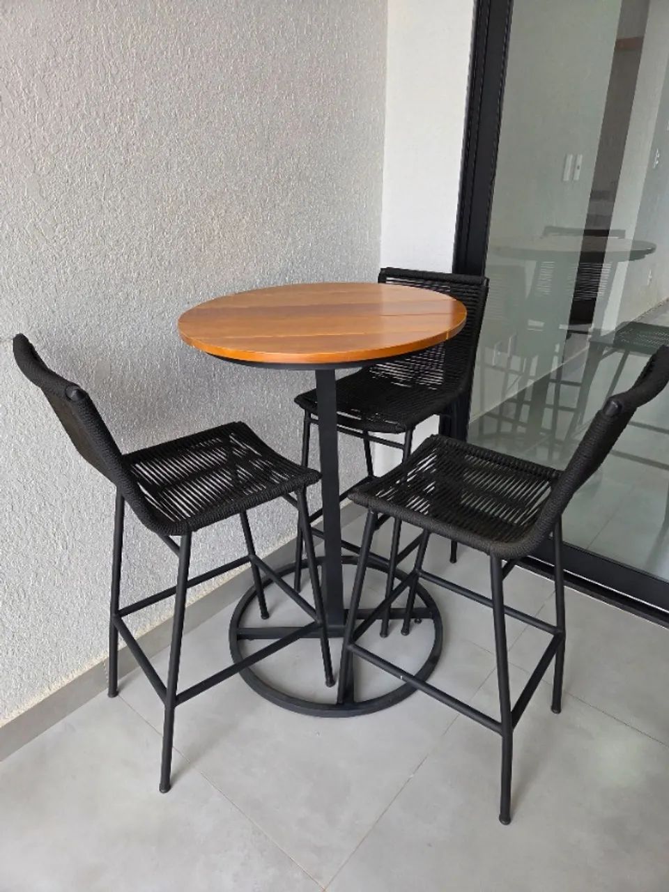 Mesa Bistrô com 3 Cadeiras Altas - Madeira e Metal