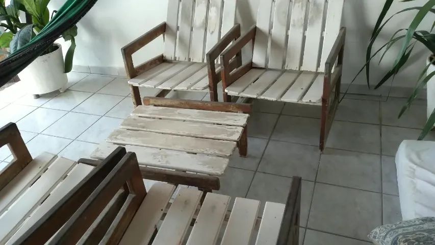 Conjunto de Móveis Antigos - Cadeiras e Mesa de Centro em Madeira - Foto 2