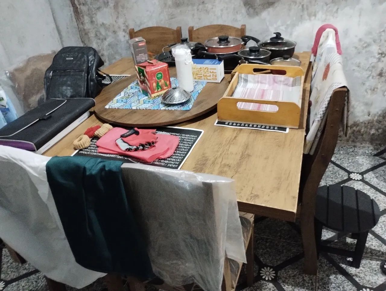 Vendo mesa de jantar 8 lugares 