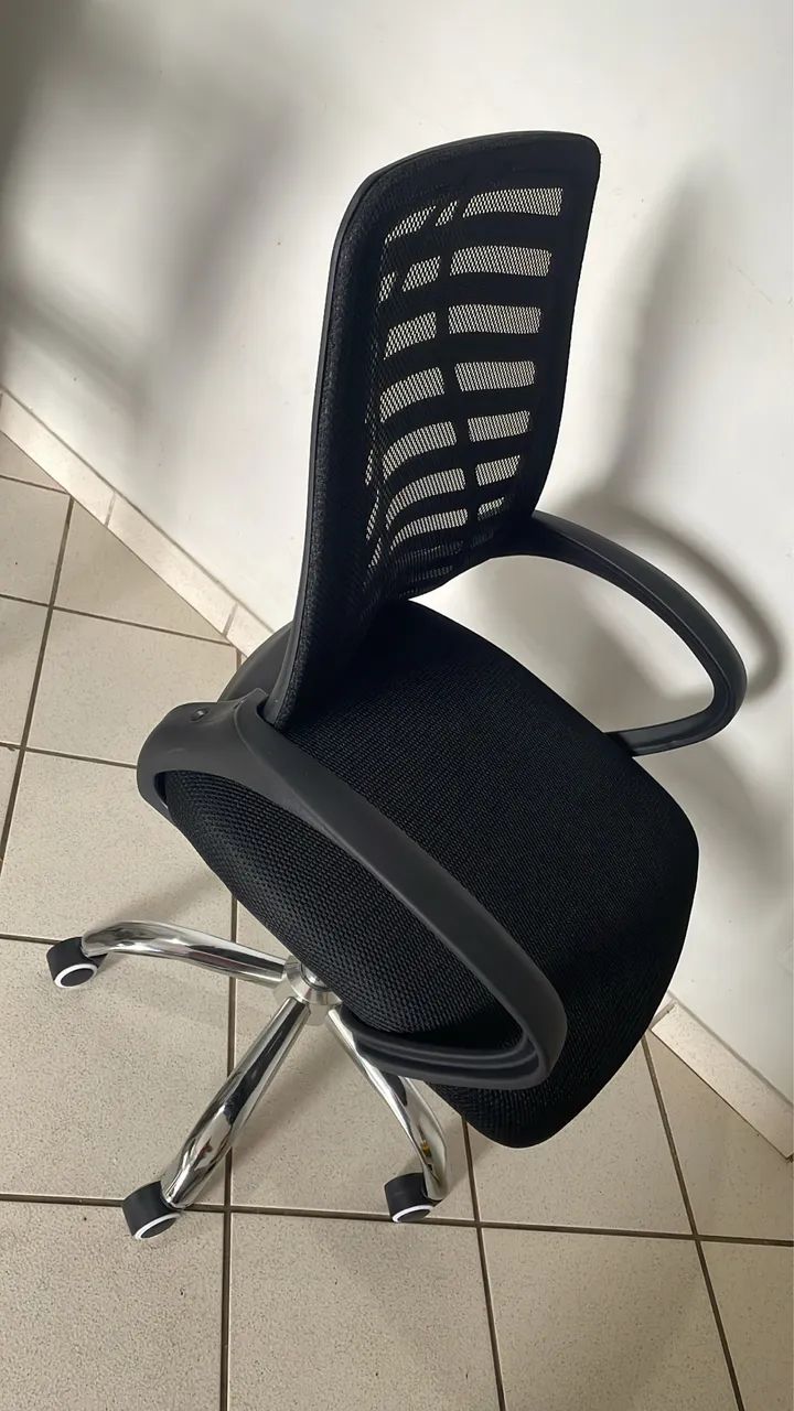 1 Cadeira de escritório giratória semi nova preta apenas 200,00 - Foto 2