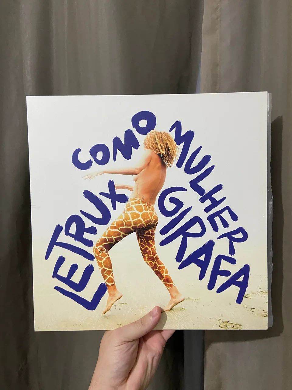 Vinil Letrux como mulher girafa 