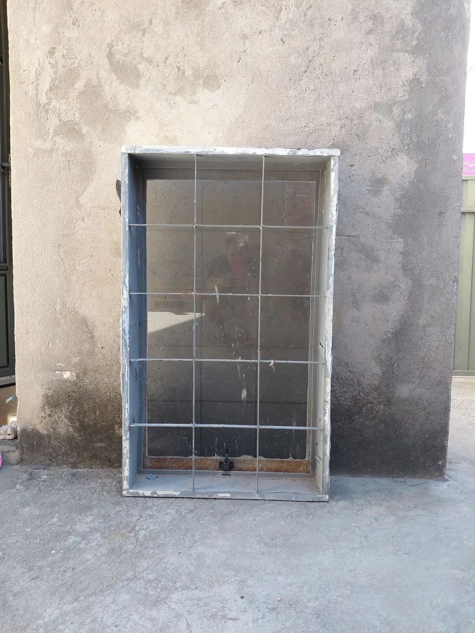 JANELA MAXIM-AR EM AÇO 100X60X7CM COM GRADE LUCASA (JÁ COM VIDRO) USADA E SEM AVARIA