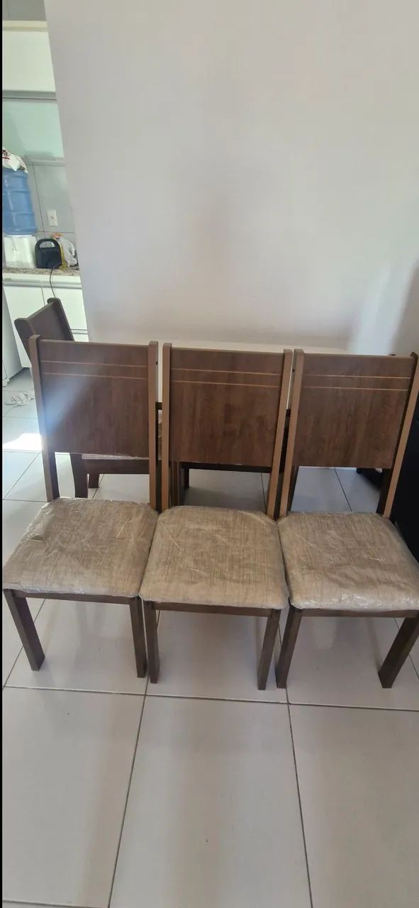 Mesa de Jantar com 4 Cadeiras Estofadas 
