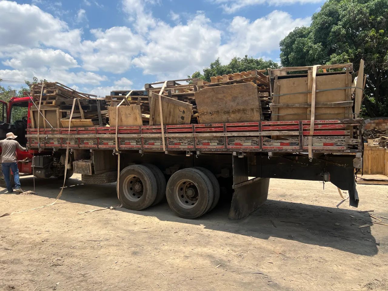 Vende se caminhão de lenha fechado. - Foto 2
