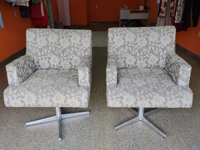 Vendo 2 lindas poltronas giratórias e muito confortáveis.