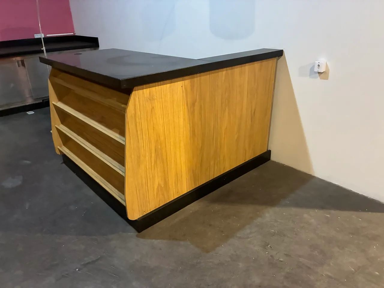 Caixa de atendimento com gaveta