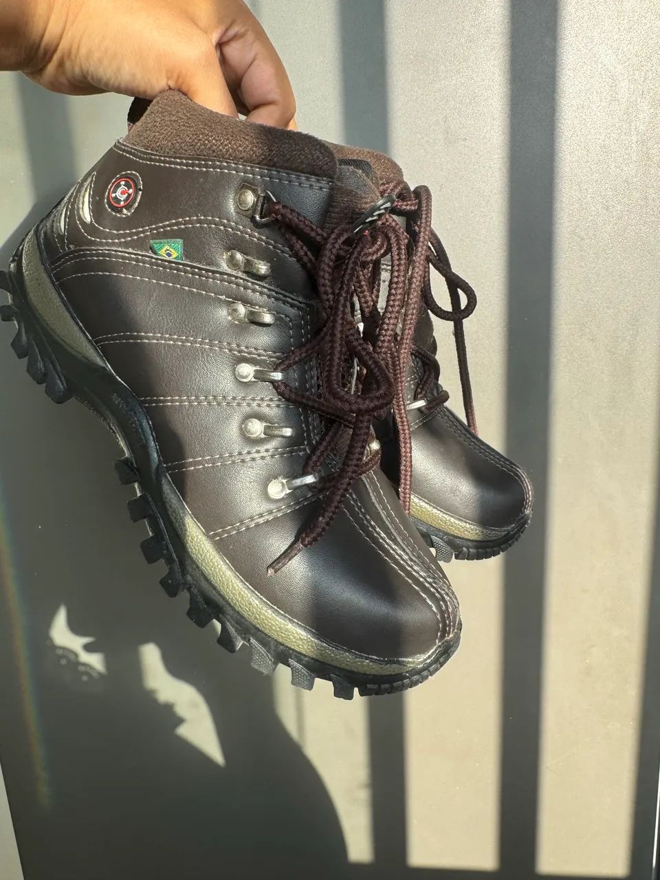 bota estilo adventure marrom com solado tratorado - Foto 4