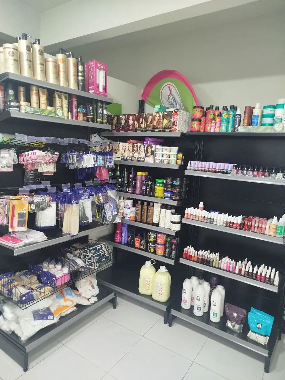 Prateleira e produtos de cosméticos  - Foto 2