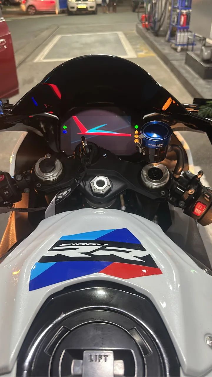 Moto feita a revisão na BMW a uma semana