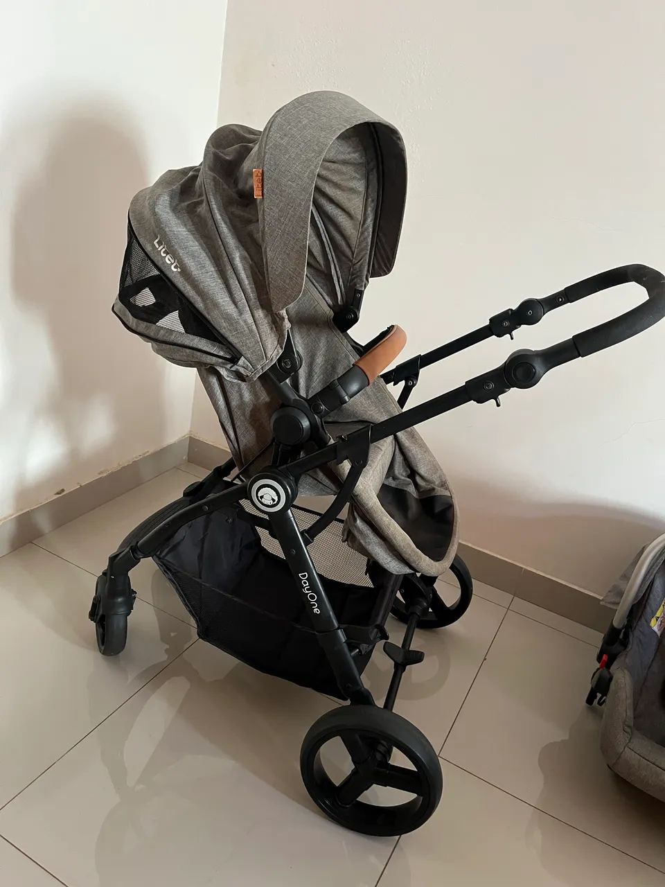 Carrinho de bebê com bebê conforto  - Foto 4