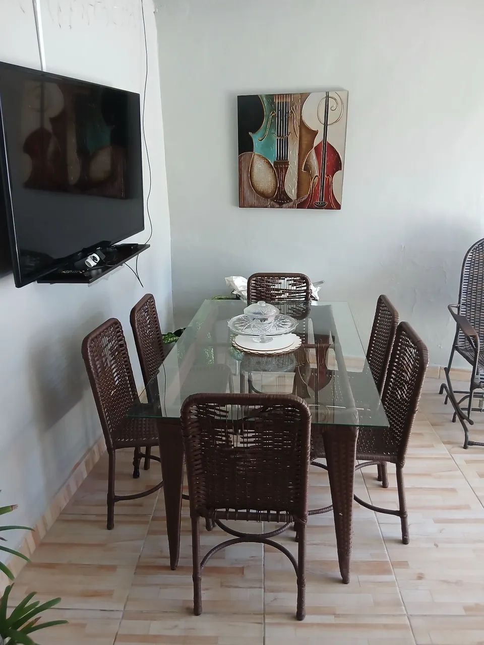 Mesa de janta semi nova precisando reforma nas cadeiras 