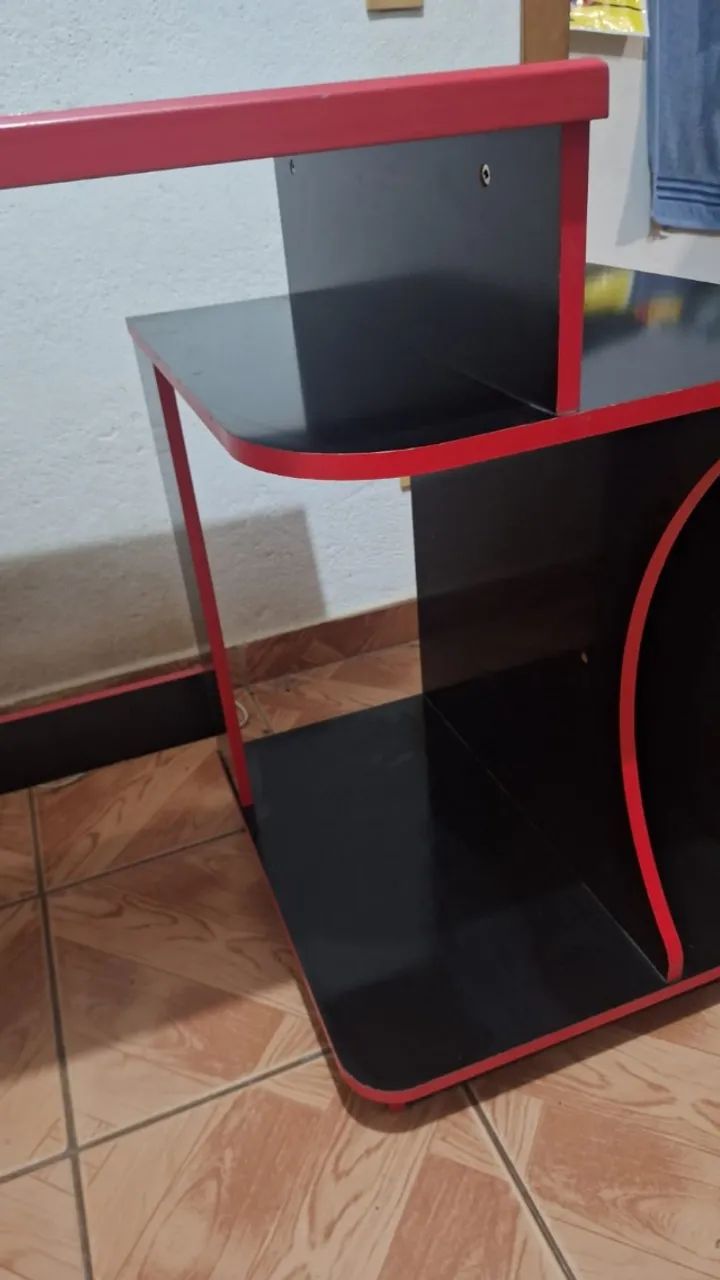 Mesa Gamer Preta e Vermelha Seminova - Foto 4
