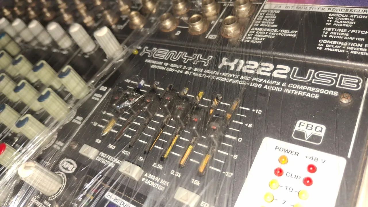 Mesa de Som com interface de áudio 