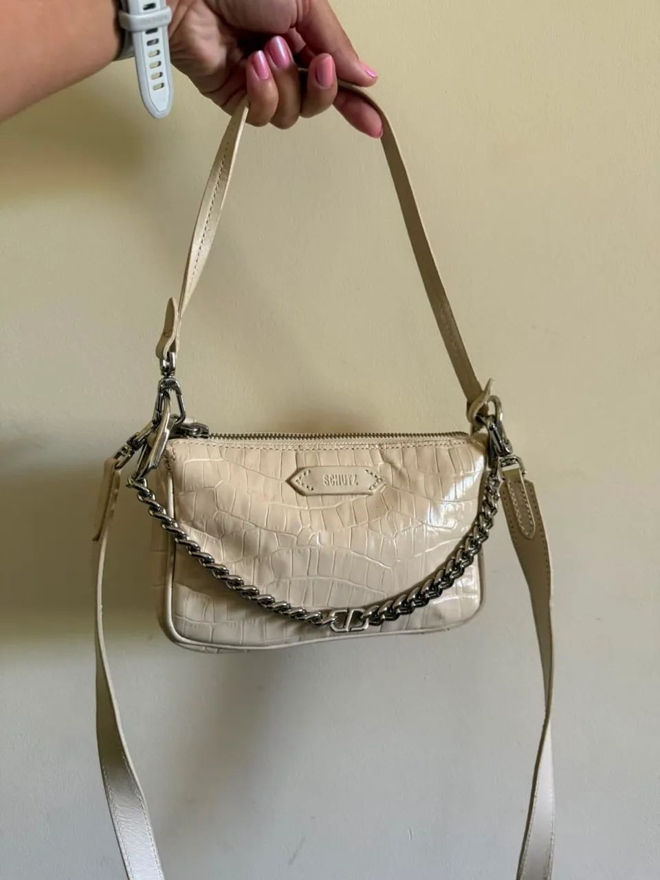 Bolsa Schutz branca com corrente 