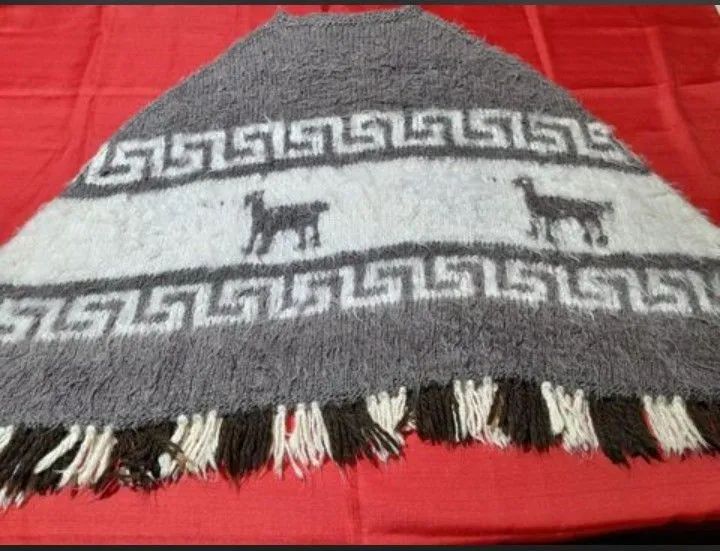 poncho peruano de lã cinza e branco - Foto 2