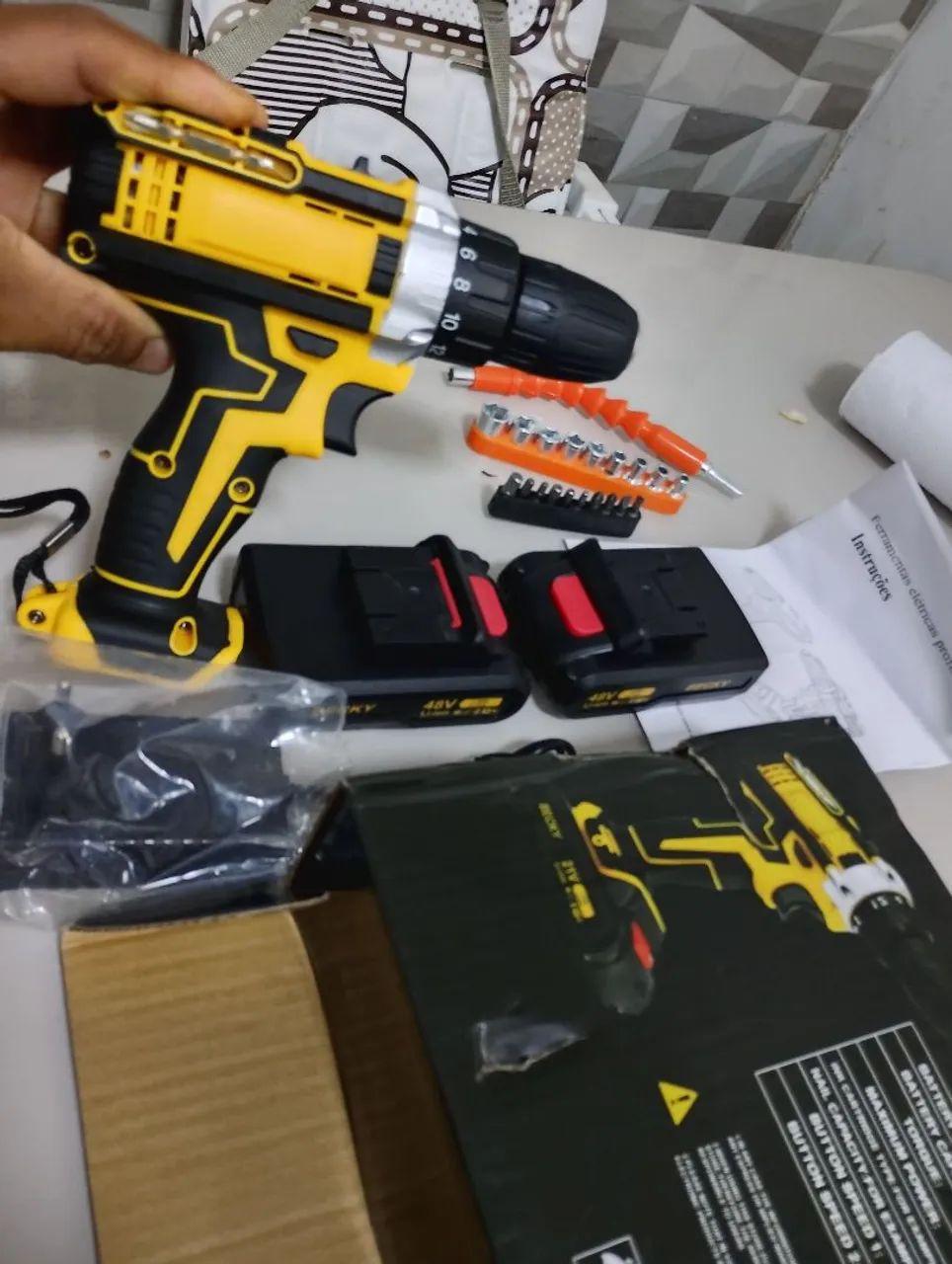 Vendo uma furadeira eletrônica prática para seu serviço duas bateria com mas três ontem  - Foto 2