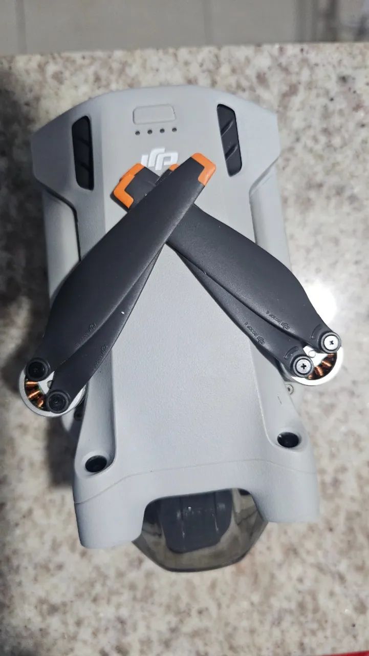 Drone DJI Mini 3 Pro acompanhado do controle DJI RC (com tela integrada) e do kit Fly M - Foto 5