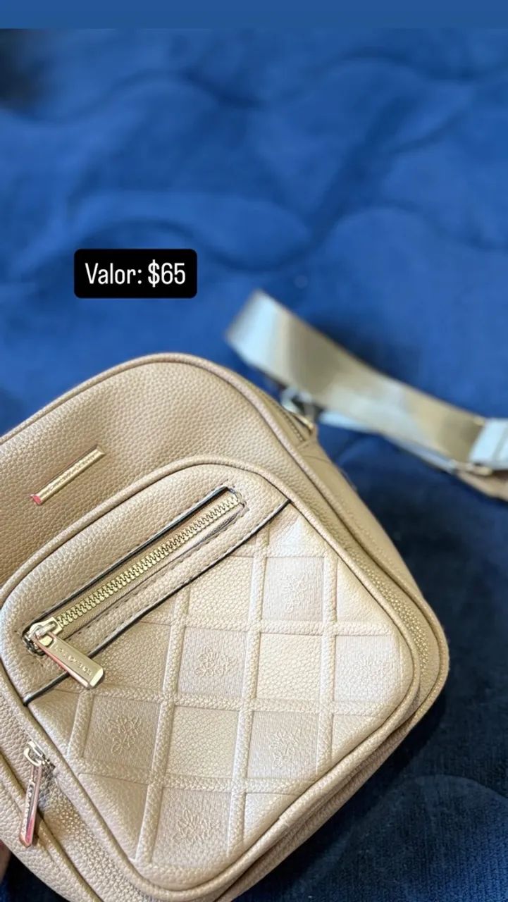 roupas, tênis e bolsa 