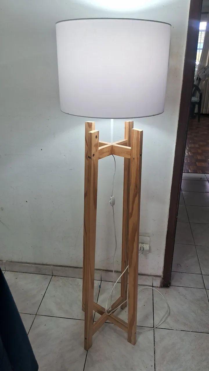 Luminária de madeira