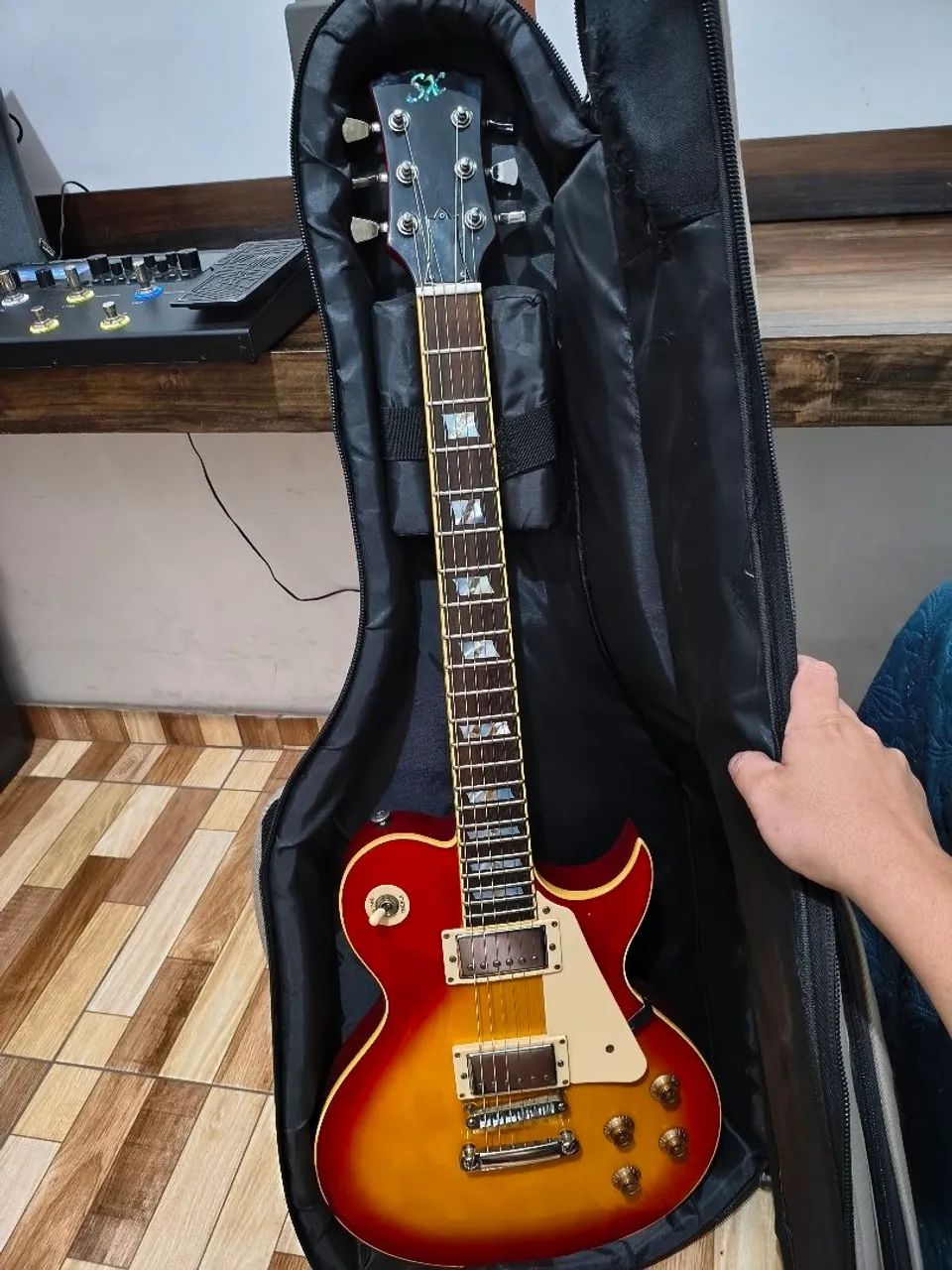 ? Guitarra impecável, excelente timbre e tocabilidade. Muito bem cuidada!