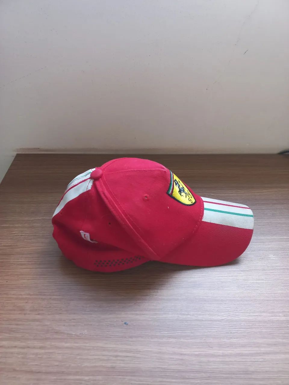 Boné Ferrari. 