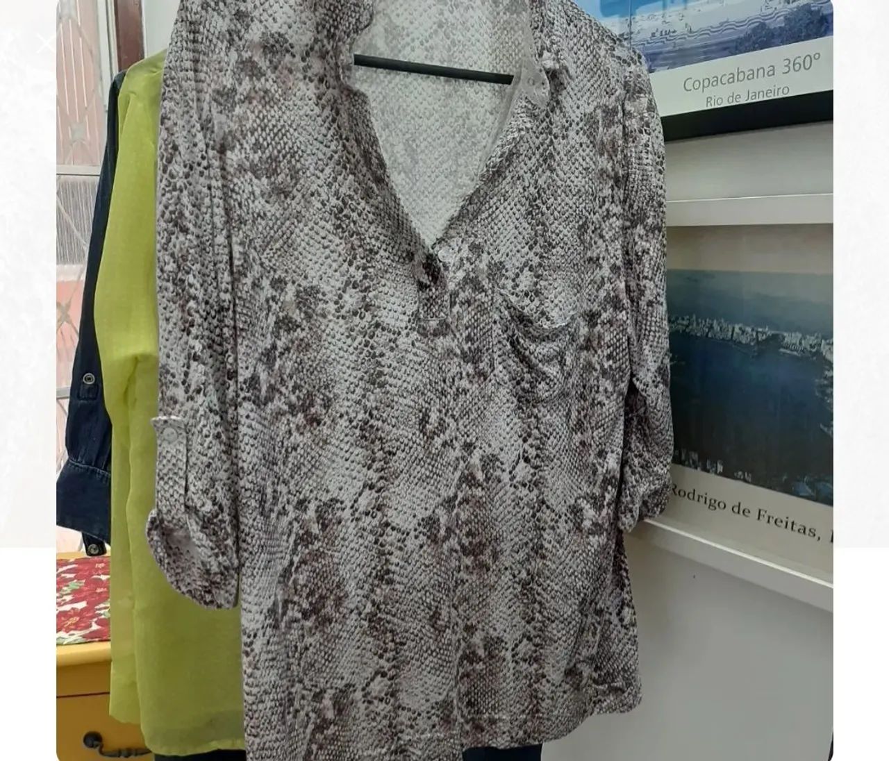 Blusa estampa cobra rosa