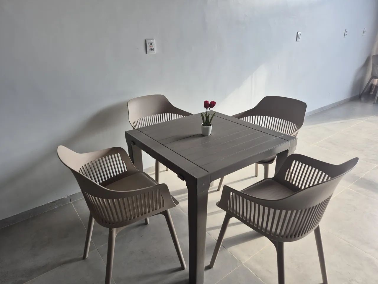 10 conjuntos de mesa com 4 cadeiras cada 