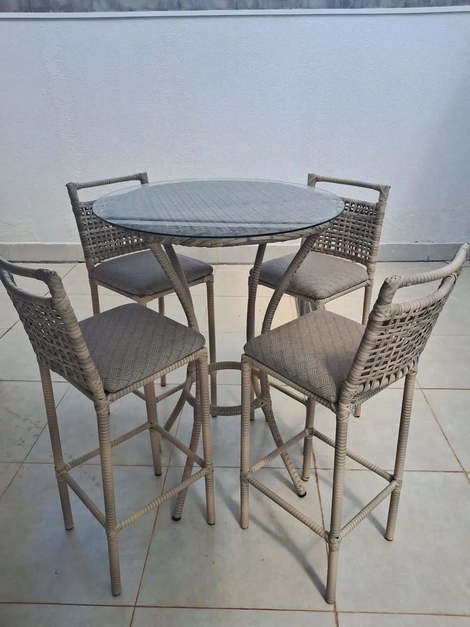 Mesa bistrô bar com tampo de vidro e 4 banquetas